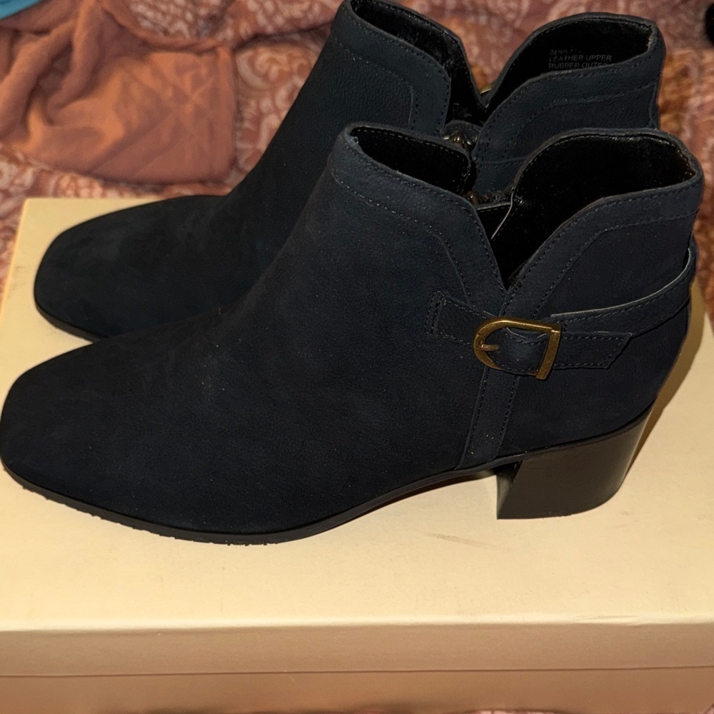 Elegant Black Ankle Boots - Picture 2 of 6